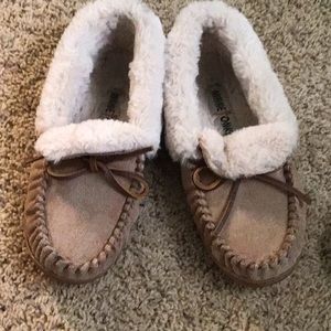 Minnetonka fuzzy “moccasins” in great condition